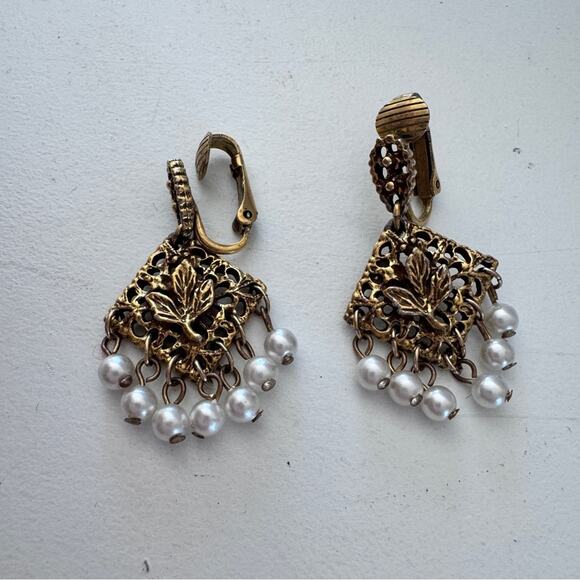 Vintage Gold Tone Faux Pearl Triangle Drop Earrings Clip On Classic - Picture 1 of 7